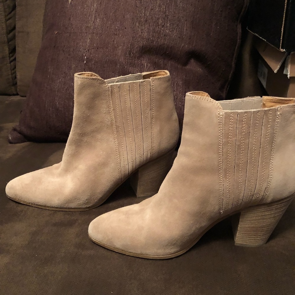 Kenneth Cole Maci Ankle Bootie in Beige Suede 8.5